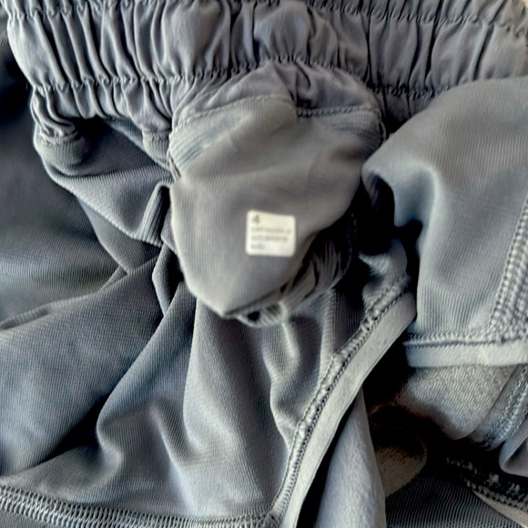Lululemon hotty hot 2.5 low rise light gray shorts. Size 4. - Picture 6 of 7